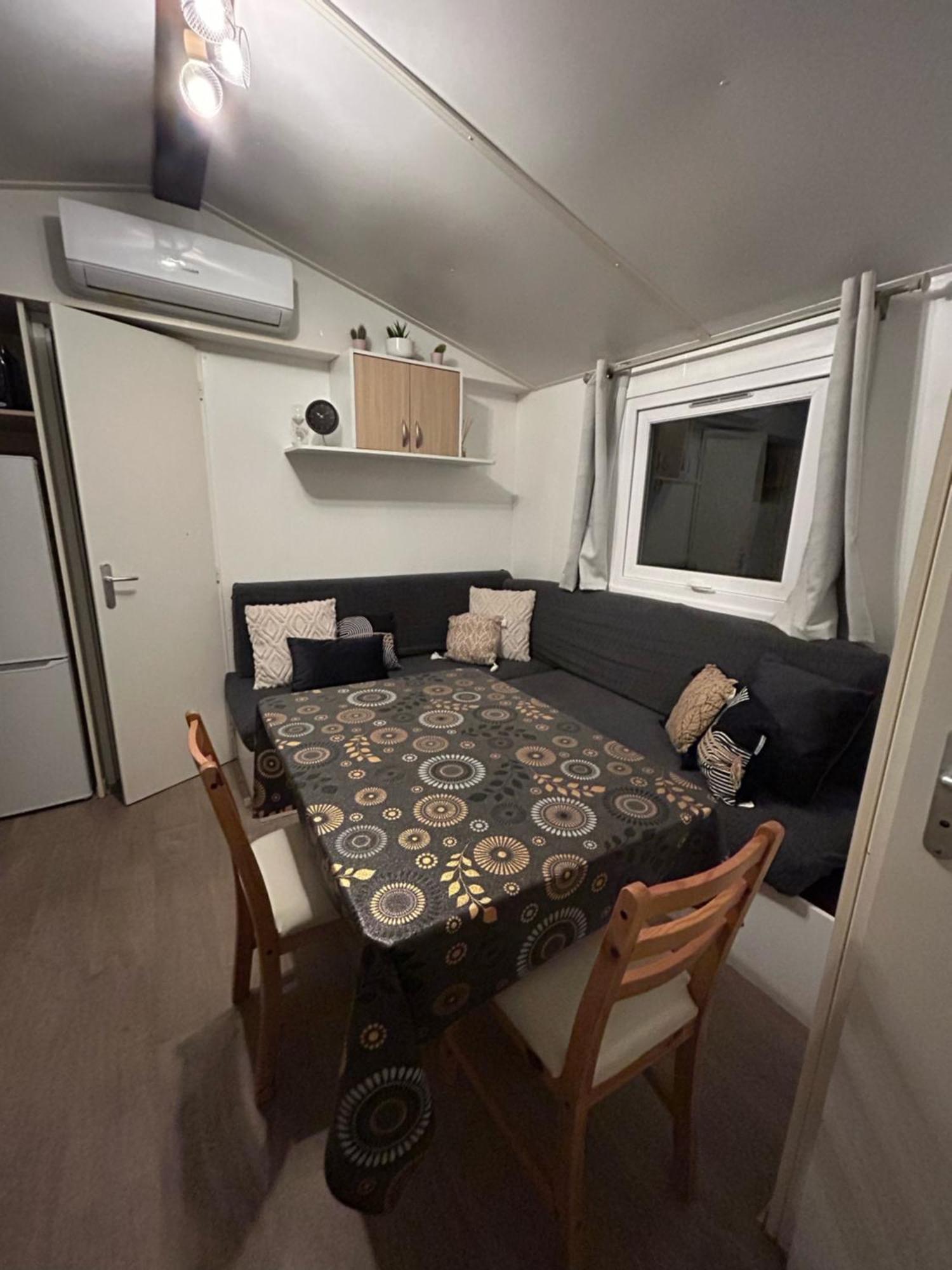 Mobil-Home Au Pied Du Luberon La Roque-d'Antheron Buitenkant foto